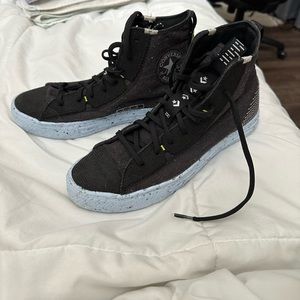 Women’s hi-top converse. Great condition. Hardly worn. Size 9.5